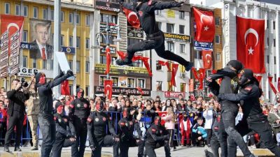 Kastamonu’da jandarma komandolar, Cumhuriyet Bayramı töreninde dövüş sanatlarındaki hünerleriyle büyük