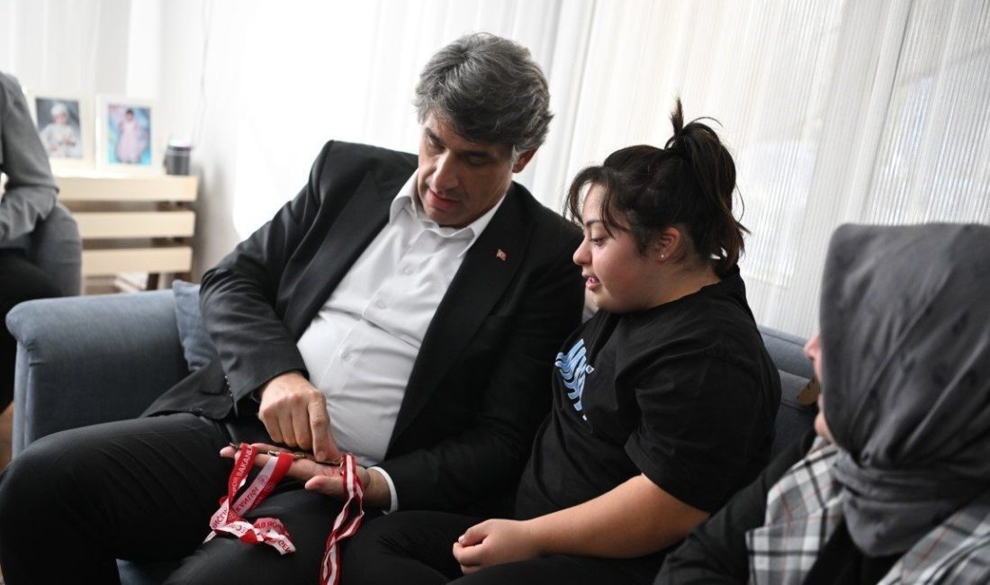 Down sendromlu Elanur, yüzmede birinci oldu Kocaeli’nin Kartepe ilçesinde yaşayan 15 yaşındaki down sendromlu Elanur Gençoğlu,