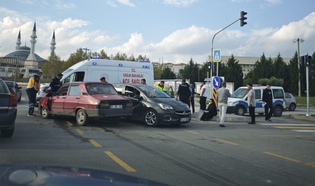 Duble yolda iki araç çarpıştı: 2 hafif yaralı Sakarya’nın Adapazarı ilçesinde duble yolda iki otomobilin çarpışması neticesinde meydana