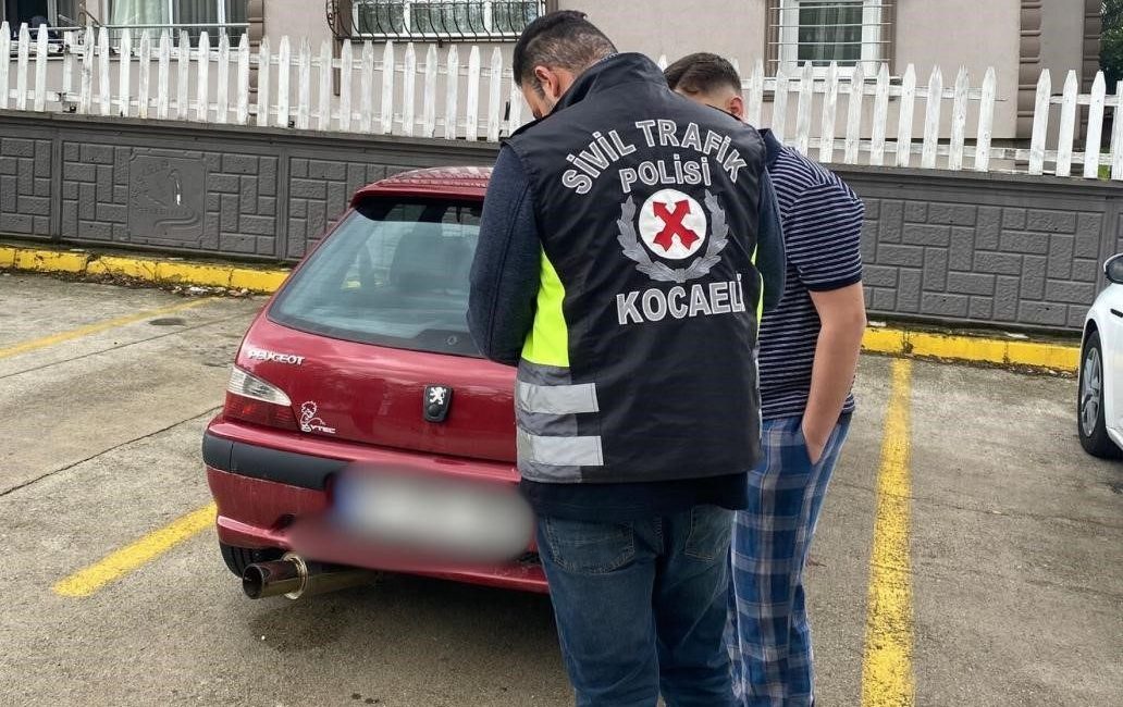 Kocaeli’de düğün konvoyunda abart egzozla çevreyi rahatsız eden sürücüye 10