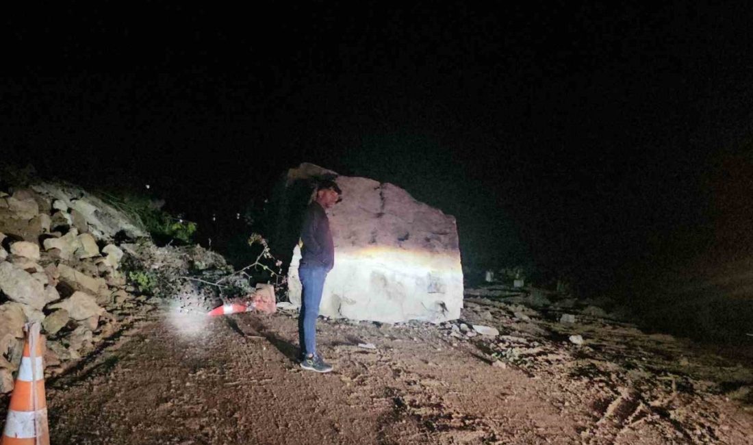 Düşen dev kaya karayolunu ulaşıma kapattı Kastamonu’nun Cide ilçesinde, düşen dev kaya sebebiyle iki şehri birbirine