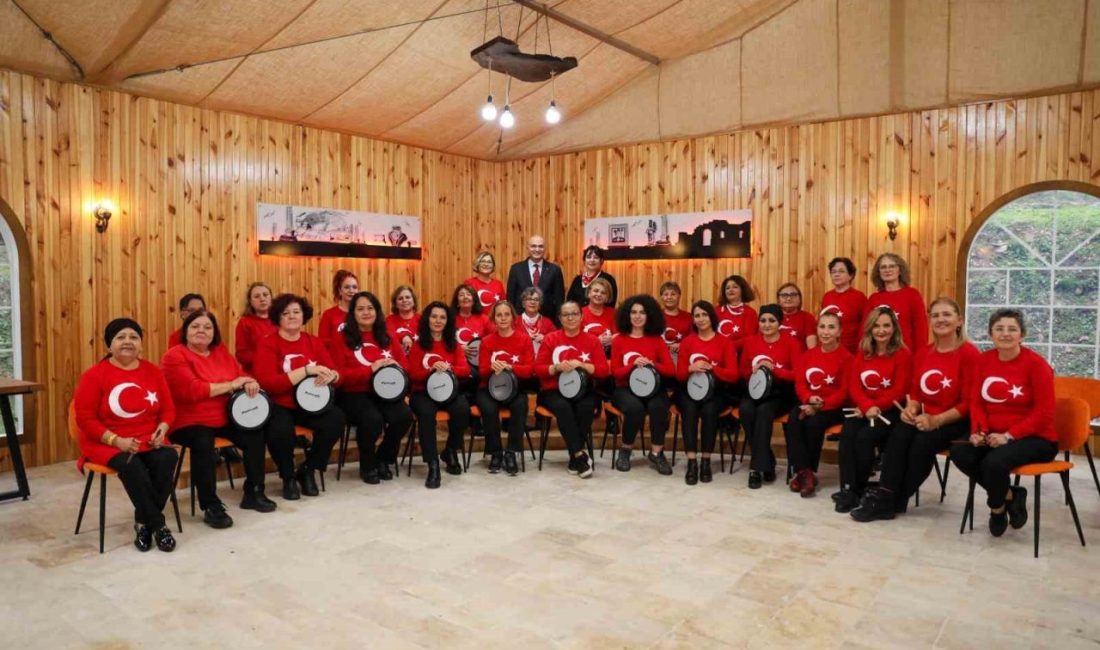 Düzce ritim grubu hem çaldı hem söyledi Düzce Belediyesi’nin destekleriyle kurulan, ekseriya ev hanımı ve girişimci kadınlardan
