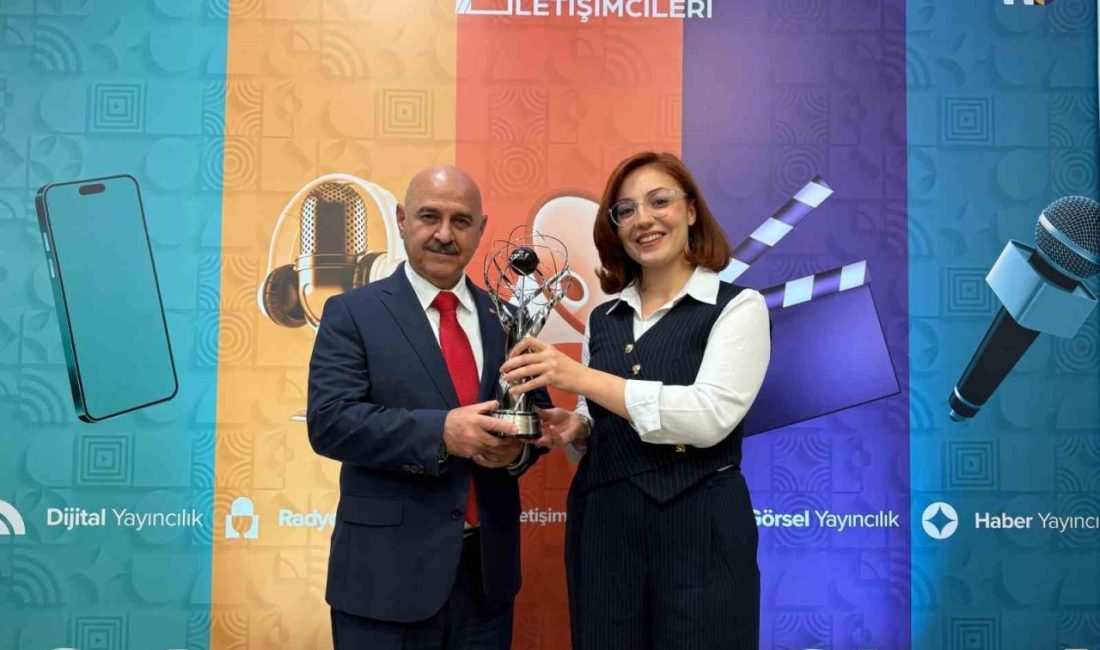 Düzce Üniversitesi geleceğin iletişimcileri yarışmasından ödülle döndü video haber kategorisinde ikincilik ödülü kazanarak büyük başarı elde etti.