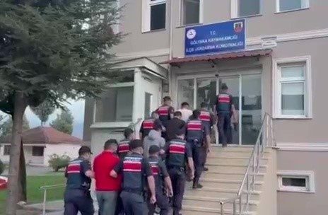 Düzce’de havaya ateş açan 5 kişi kıskıvrak yakalandı Düzce’nin Gölyaka ilçesinde havaya ateş eden ve o anları çeken