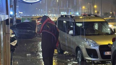 Düzce’de etkili olan şiddetli yağış, kısa sürede sokakları göle çevirdi.