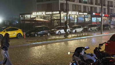 Düzce’de bir anda bastıran sağanak yağış sokakları göle çevirdi. Meteoroloji