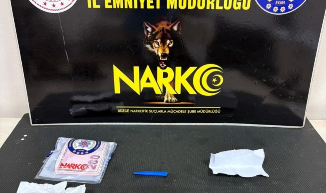 Düzce’de uyuşturucu operasyonu: 2 kişi tutuklandı Düzce’de narkotik polisleri tarafından yapılan operasyonda uyuşturucu madde ticarinden gözaltına