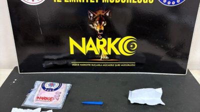 Düzce’de narkotik polisleri tarafından yapılan operasyonda uyuşturucu madde ticarinden gözaltına