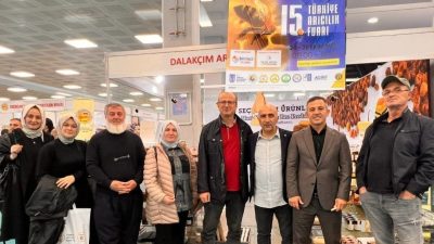 DÜZCE(İHA) – Düzceli arıcılar katıldıkları fuarda arı sütü üretiminde kullanılan