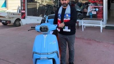 DÜZCE(İHA) – Düzce’de motosiklet satışı yapan Ahmet Özdemir, iş yerinde