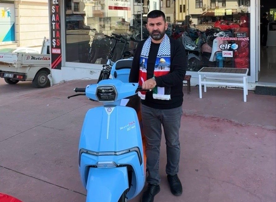 Düzceli esnaftan Gazze’ye anlamlı destek DÜZCE(İHA) – Düzce’de motosiklet satışı yapan Ahmet Özdemir, iş yerinde
