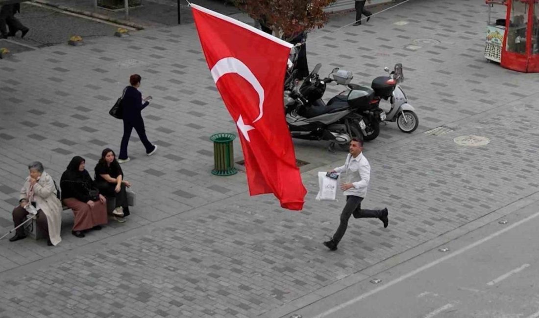 Düzceliler Türk bayrağını yere düşürmedi Düzce’de belediyenin gerçekleştirdiği sosyal deney, vatandaşların bir kez daha milli