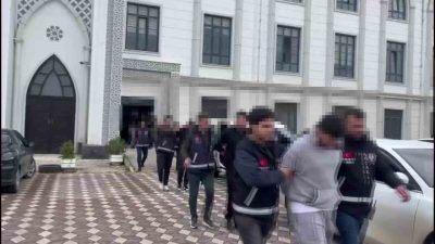 Kocaeli’nin İzmit ilçesinde eğlence mekanında çıkan ve caddeye taşan kavgada