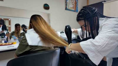 Kocaeli Büyükşehir Belediyesi’nin Beyaz Kalpler Eğitim ve Gelişim Merkezi’nde “Kuaförlük