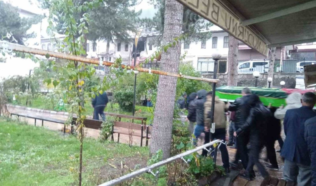 Eşi tarafından öldürülen 3 çocuk annesi kadın son yolculuğuna uğurlandı Bolu’da eşi tarafından tüfekle vurularak öldürülen 3 çocuk annesi Hilal