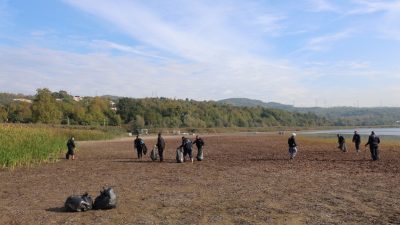 Kartepe’de bulunan Eşme Sahili’nde Sapanca Gölü’nün su seviyesinin düşmesiyle ortaya