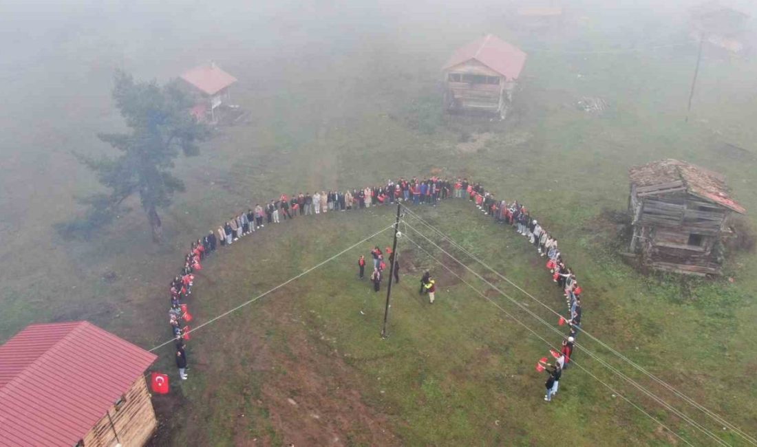 Eşsiz manzaraya sahip yaylada Cumhuriyet Bayramı coşkusu Kastamonu’nun Araç ilçesinde yaylada düzenlenen Cumhuriyet Bayramı kutlamasında öğrenciler “ay
