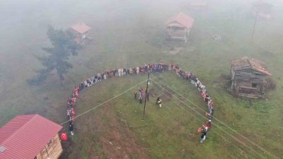 Kastamonu’nun Araç ilçesinde yaylada düzenlenen Cumhuriyet Bayramı kutlamasında öğrenciler “ay