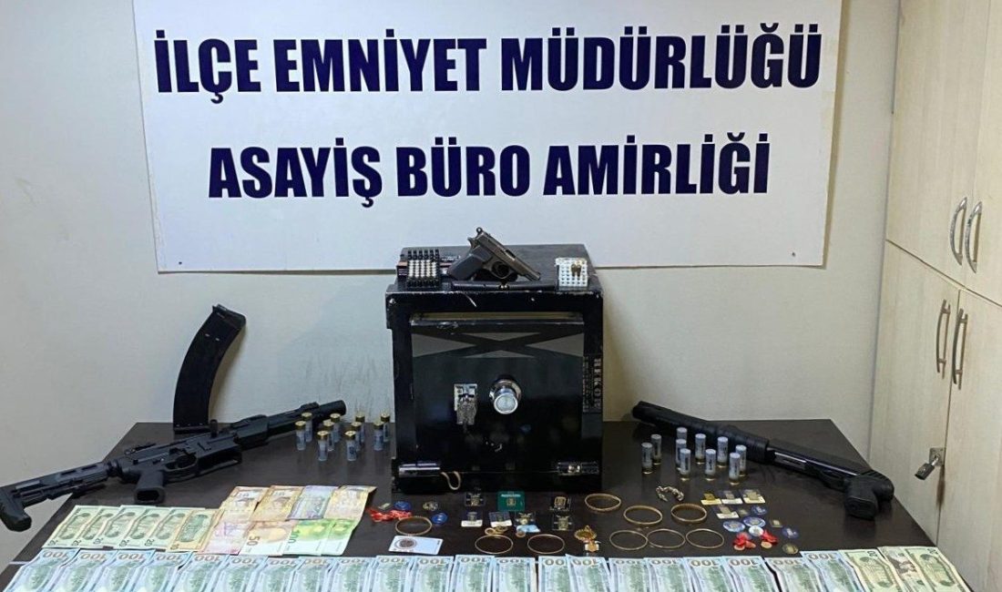 Evden çelik kasa hırsızlığı: 5 şüpheliden 4’ü gözaltında Kocaeli’nin Gebze ilçesinde bir evden içinde yüklü miktarda para ve