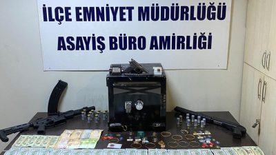 Kocaeli’nin Gebze ilçesinde bir evden içinde yüklü miktarda para ve