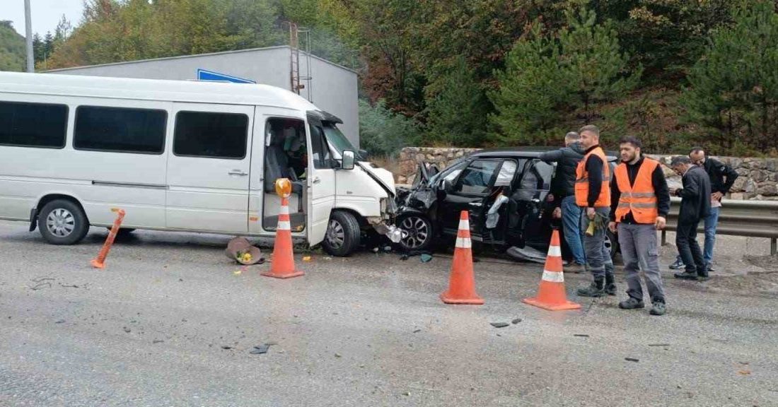 Feci kazada ağır yaralanmıştı, hastanede hayatını kaybetti Bolu’nun Mengen ilçesinde Dorukhan Tüneli çıkışında sürücüsünün direksiyon hakimiyetini kaybetmesiyle