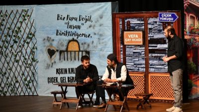 Başiskele’de sahnelenen “Aynalar” adlı tiyatro oyunu, Filistin’deki soykırım ve insanın