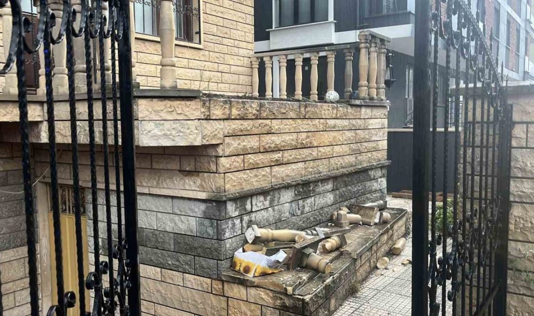 Gebze 14 yaşındaki çocuğun üzerine beton korkuluk düştü Kocaeli’nin Gebze ilçesinde evine girmeye çalışan 14 yaşındaki çocuğun üzerine,