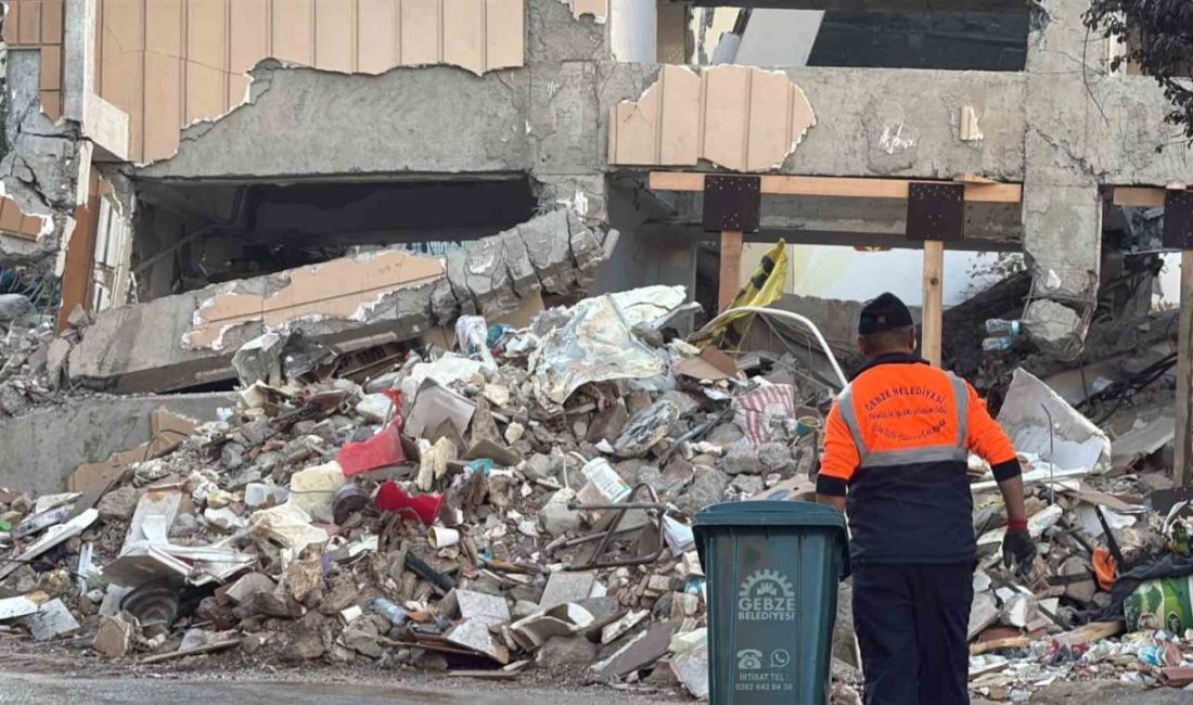 Gebze’de 4 kişiye mezar olan binada çalışmalar sabahın ilk ışıklarıyla başladı Kocaeli’nin Gebze ilçesinde çöken ve aynı ailede 4 kişiye mezar