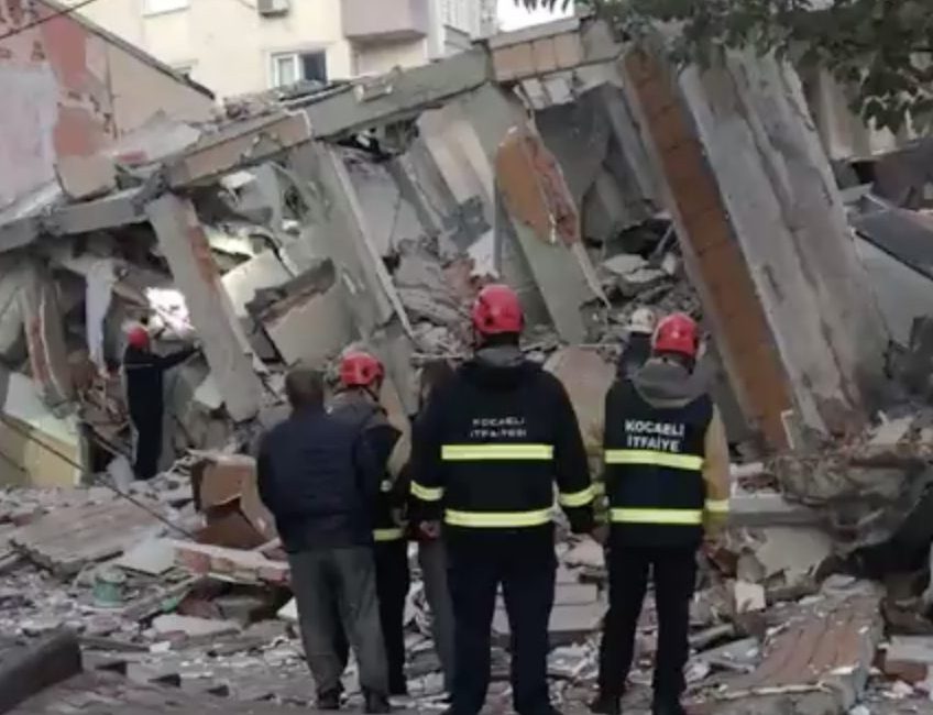 Gebze’de bina çöktü: Çok sayıda ekip sevk edildi Kocaeli’nin Gebze ilçesinde 6 katlı bina çöktü. Olay yerine çok