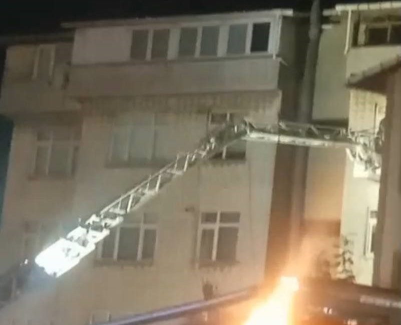 Kocaeli’nin Gebze ilçeside yıkılan binanın yakınlarında bulunan bir başka binada