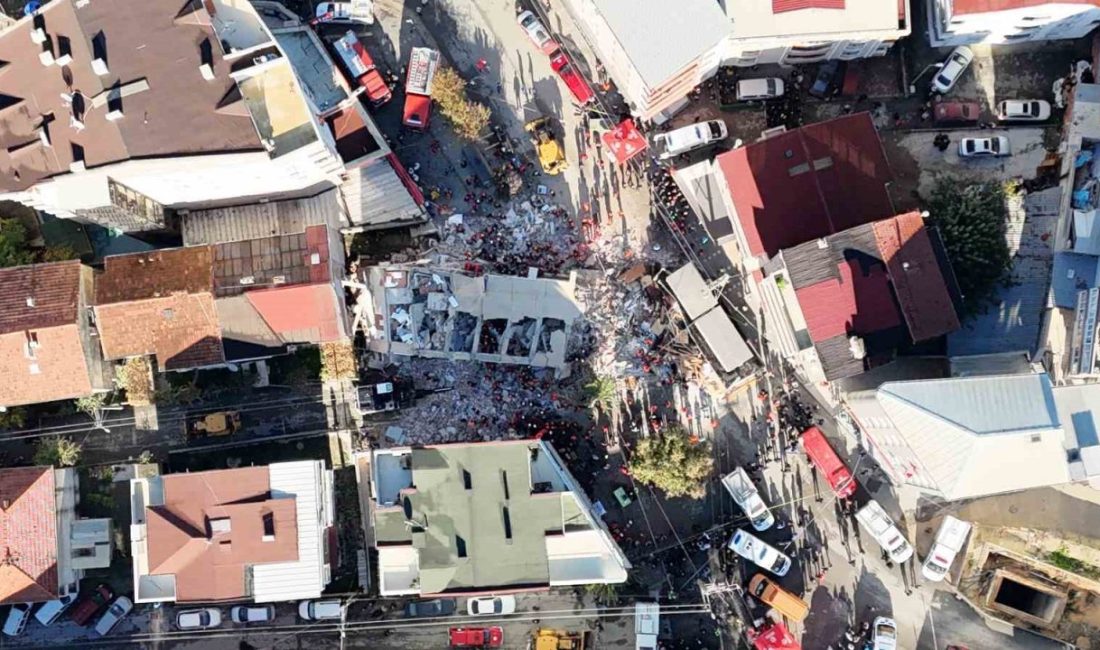 Gebze’de çöken bina havadan görüntülendi Kocaeli’nin Gebze ilçesinde çöken 6 katlı binanın enkazı ve ekiplerin