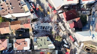 Kocaeli’nin Gebze ilçesinde çöken 6 katlı binanın enkazı ve ekiplerin