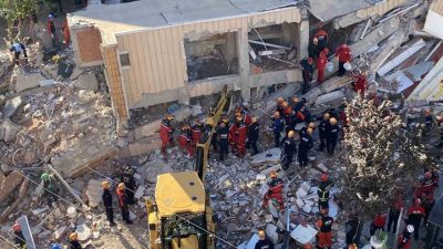 Kocaeli’nin Gebze ilçesinde çöken 6 katlı binada mahsur kaldığı değerlendirilen