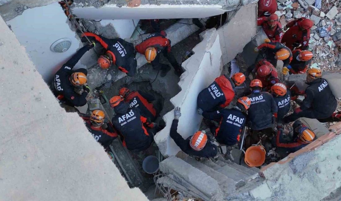 Gebze’de çöken binadaki kurtarma çalışmaları 11. saatinde havadan görüntülendi Kocaeli’nin Gebze ilçesinde aynı aileden 5 kişinin enkaz altında kaldığı