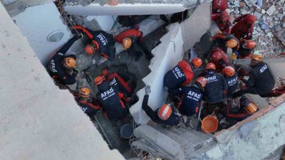 Kocaeli’nin Gebze ilçesinde aynı aileden 5 kişinin enkaz altında kaldığı