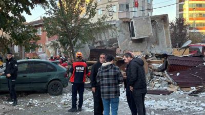 Kocaeli’nin Gebze ilçesinde sabah saatlerinde çöken 5 katlı binanın eski