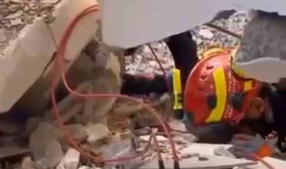 Gebze’deki enkazın altından umudun çığlığı böyle yükseldi Kocaeli’nin Gebze ilçesinde çöken binanın enkazında yürütülen arama kurtarma çalışmalarında