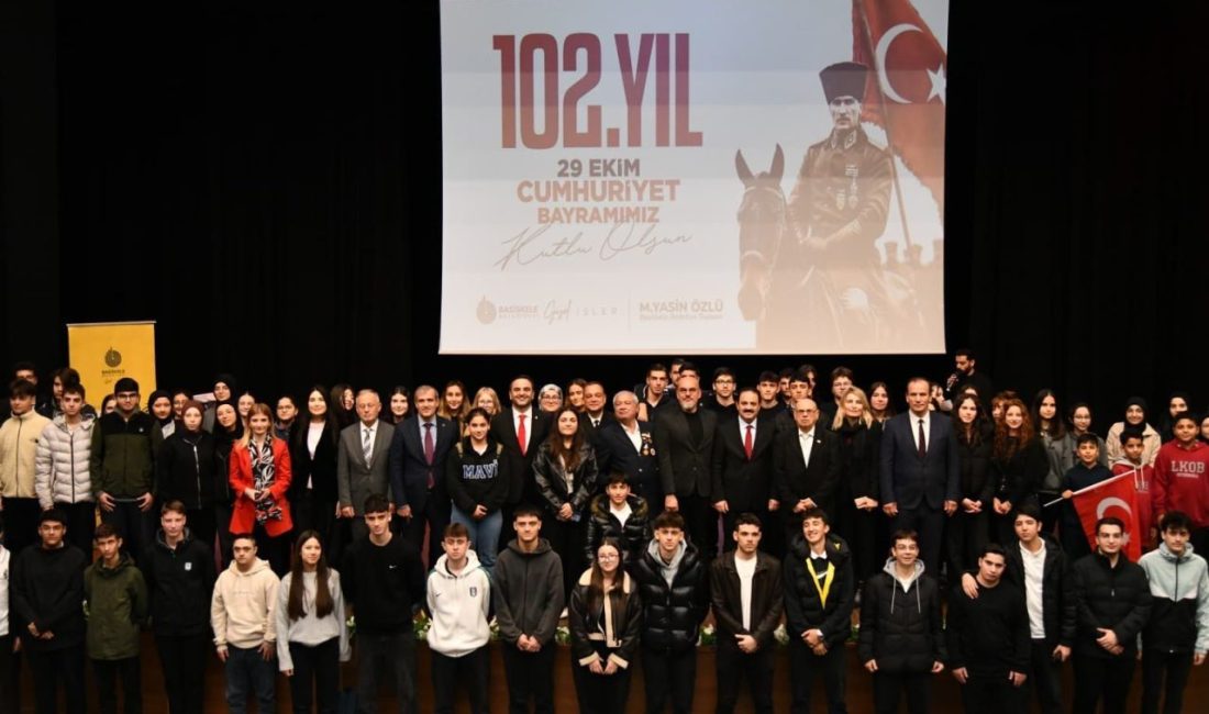 Gençlere tarih bilinci kazandırıldı Başiskele’de düzenlenen söyleşide gençler, Cumhuriyet’in kuruluş öyküsünü tarihçi-yazar Koray Şerbetçi’den