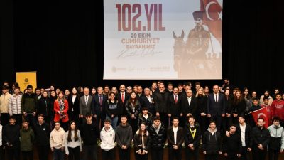 Başiskele’de düzenlenen söyleşide gençler, Cumhuriyet’in kuruluş öyküsünü tarihçi-yazar Koray Şerbetçi’den