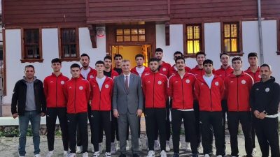 Gölcük Belediye Başkanı Ali Yıldırım Sezer, pazar günü İnegöl Belediyespor