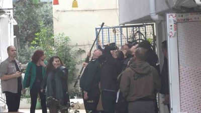 Yalova’nın Çınarcık ilçesinde 5. kattaki evinin penceresinden eğlendiği sırada aşağı