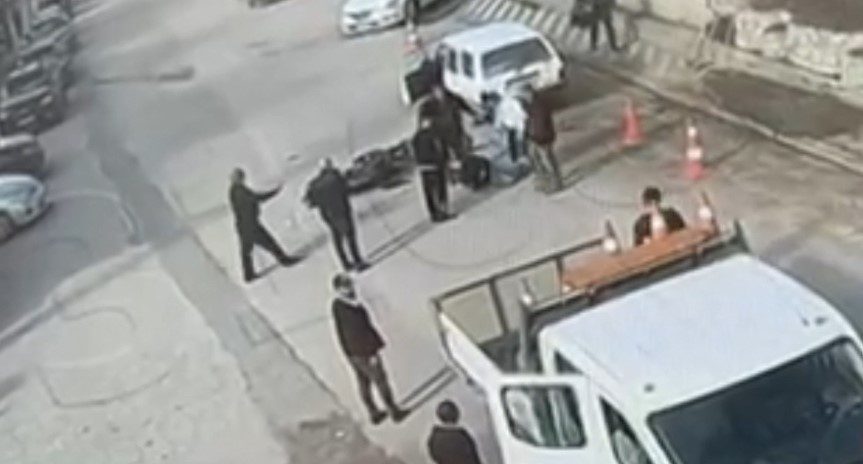 Hatalı sollama yapan motosiklete otomobil çarptı Bolu’nun Mudurnu ilçesinde hatalı sollama yapan motosiklet sürücüsü, otomobilin çarpması