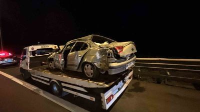 TEM Otoyolu Bolu Dağı Tüneli çıkışında bir otomobilin bariyerlere çarpması