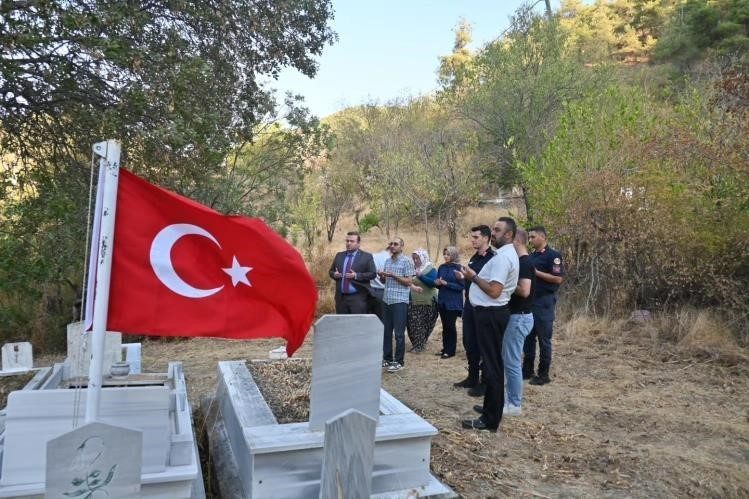 Bilecik’in İnhisar ilçesinde şehit Recep Uyar’ın şahadetinin sene-i devriyesinde kabri