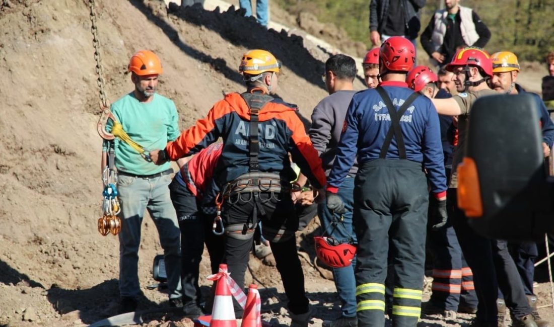 İşçi 30 metrelik kuyuya düştü, ekipler seferber oldu Sakarya’nın Akyazı ilçesinde yapımı devam eden yol çalışmasında bir işçi,
