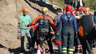 Sakarya’nın Akyazı ilçesinde yapımı devam eden yol çalışmasında bir işçi,