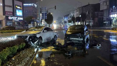 Düzce’de ışık ihlali yapan otomobil, bir başka otomobile çarptı. Kazada