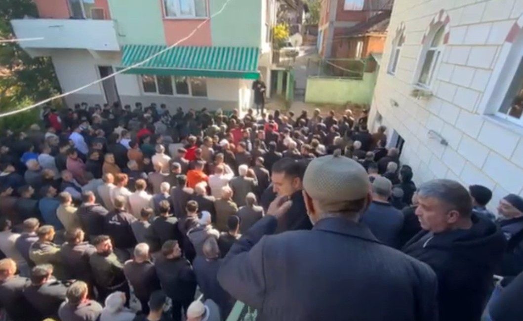 İstanbul’da evlilik tartışmasında öldürülen genç toprağa verildi İstanbul’un Esenyurt ilçesinde akraba iki aile arasında yaşanan evlilik tartışmasında