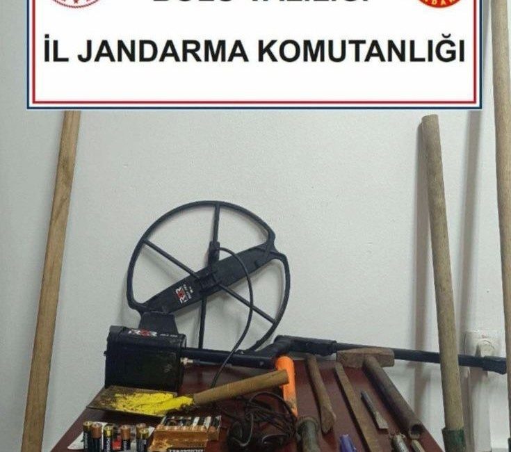 Jandarmadan define avcılarına suçüstü: 4 gözaltı Bolu’da jandarma ekipleri tarafından izinsiz kazı yaparken suçüstü yakalanan 4