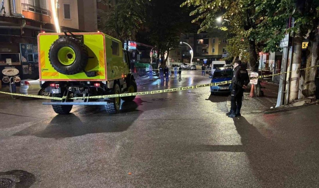 Jiletle kendini kesip çevreye rahatsızlık veren şahsın öldürülmesiyle ilgili 3 kişi tutuklandı Kocaeli’nin İzmit ilçesinde jiletle kendini kesip çevredekilere rahatsızlık veren şahsın